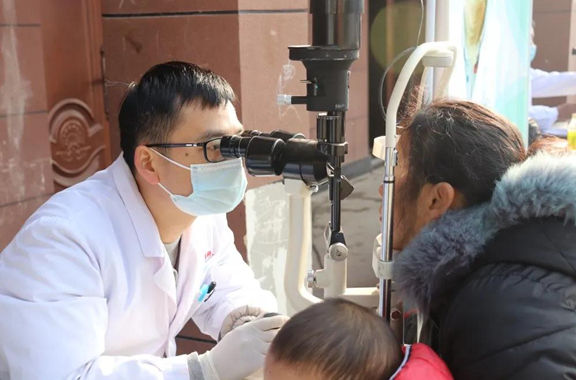 黄陂艾格眼科携老年大学对全体老年学员进行眼健康体检义诊活动